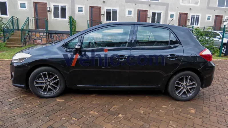 5 Seats Automatic Toyota AURIS 2010 full